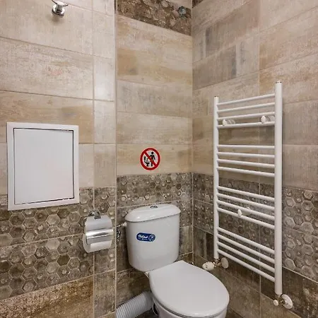 Nomad Haven: 1bd Flat With Balcony & Desk *