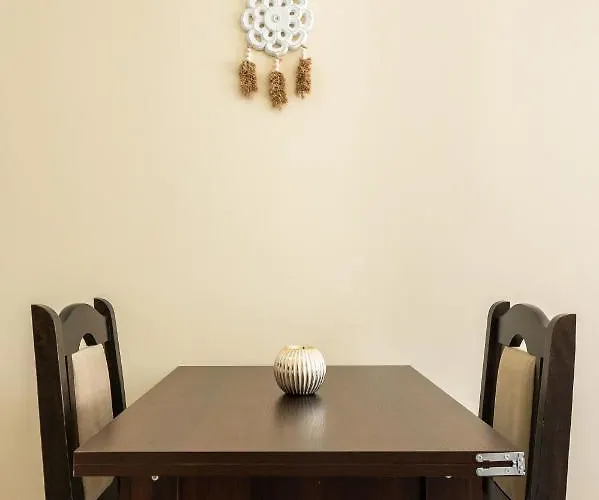 Nomad Haven: 1bd Flat With Balcony & Desk アパート