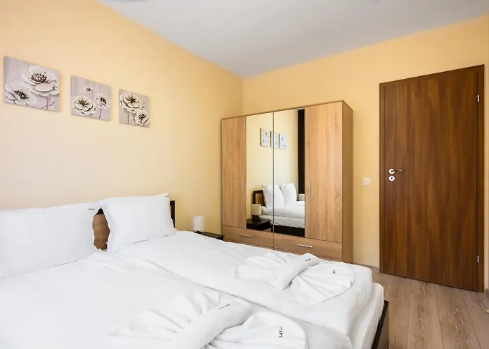 Nomad Haven: 1bd Flat With Balcony & Desk