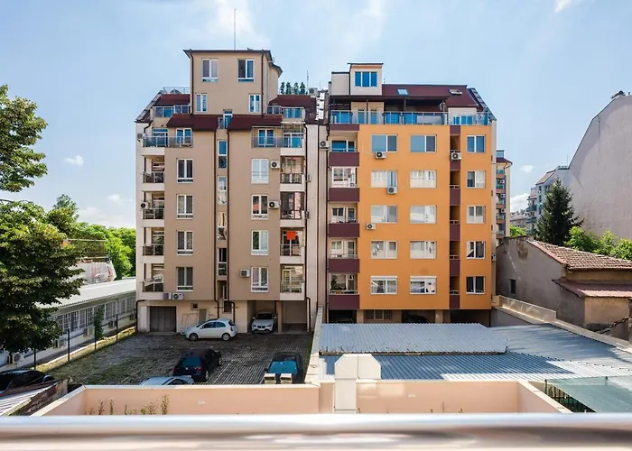 Nomad Haven: 1bd Flat With Balcony & Desk