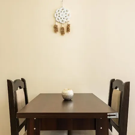 Nomad Haven: 1bd Flat With Balcony & Desk アパート