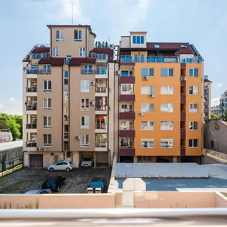 Nomad Haven: 1bd Flat With Balcony & Desk