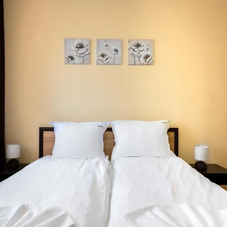 Nomad Haven: 1bd Flat With Balcony & Desk Apartament