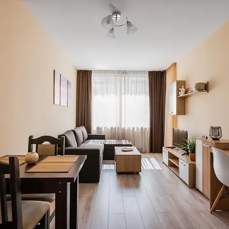 Nomad Haven: 1bd Flat With Balcony & Desk